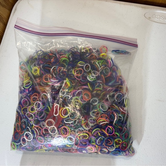Rubber Band Bracelet Kit with Multiple Looms and more Over 1000 rubber bands - Picture 3 of 5
